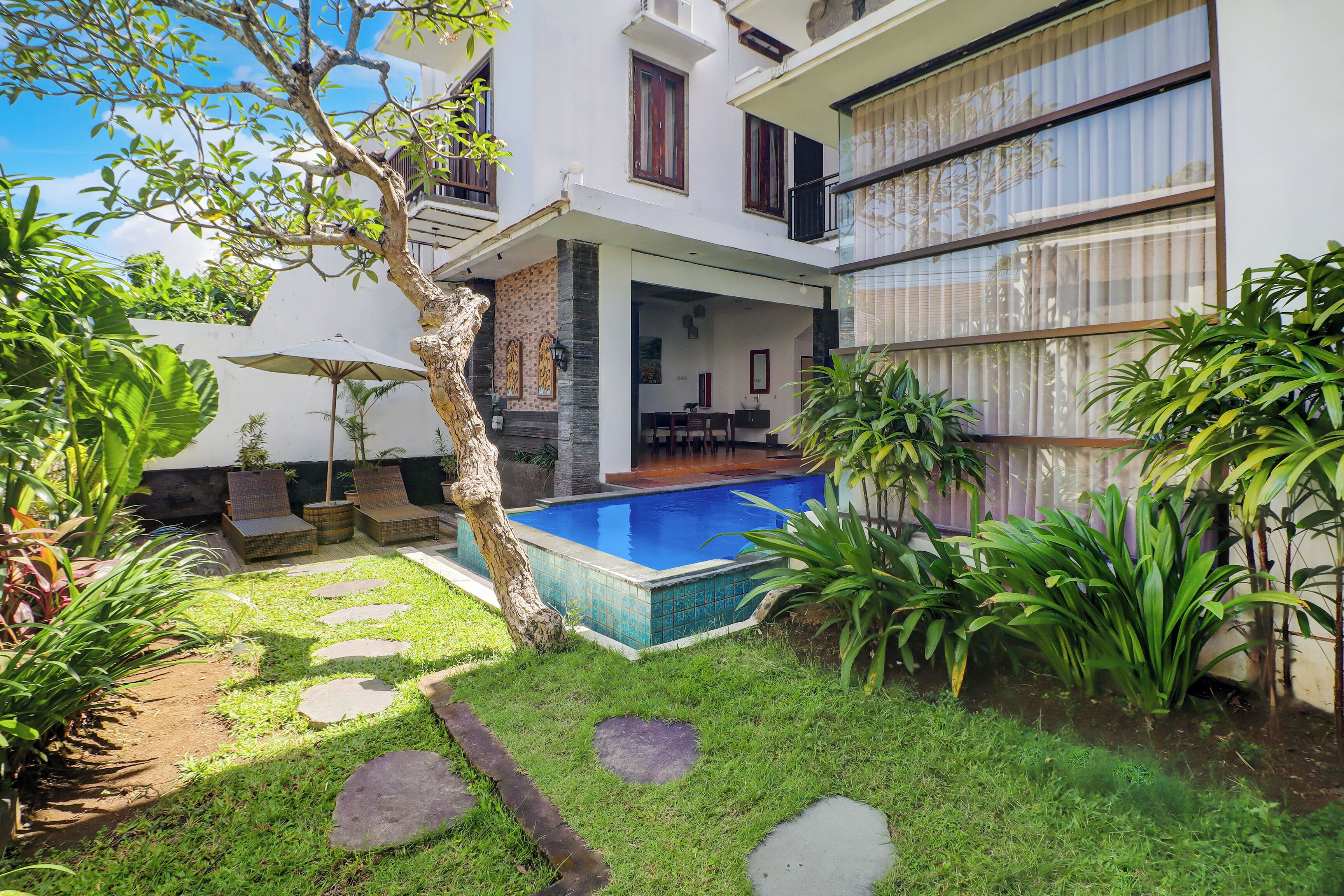 Una piscina al aire libre