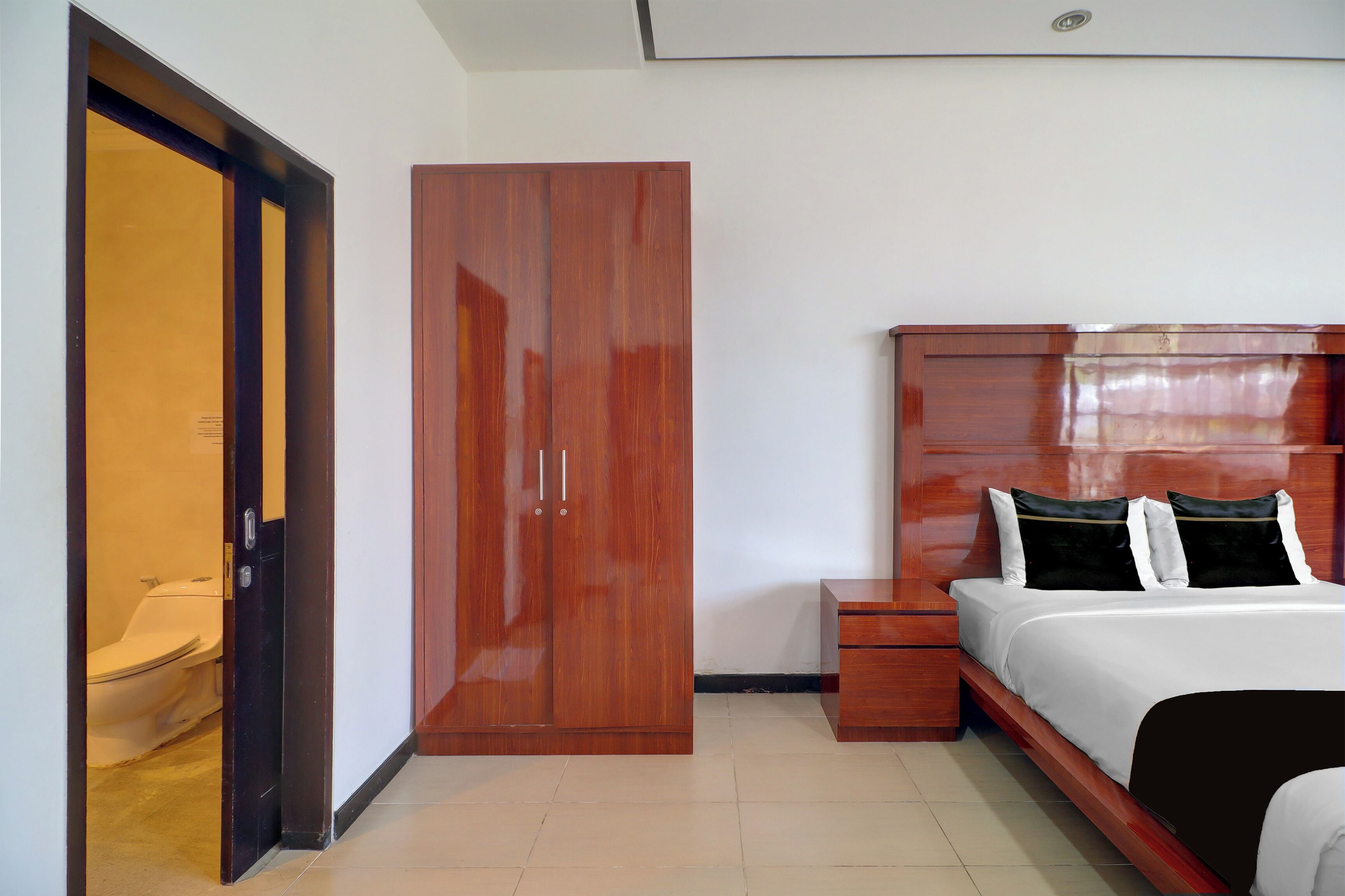Villa, 3 Bedrooms | Hypo-allergenic bedding, desk, iron/ironing board, free WiFi
