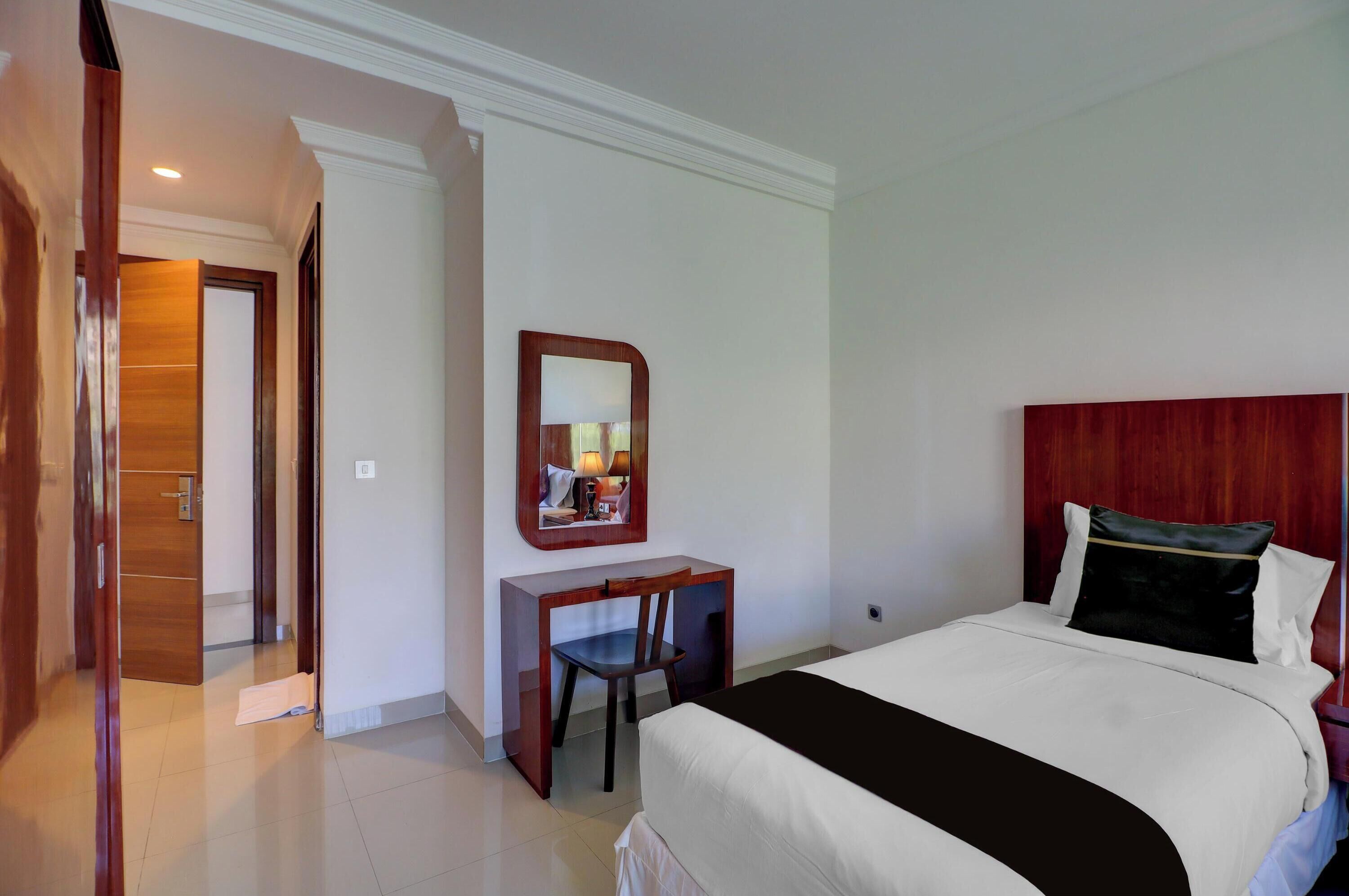 Deluxe Twin Room | Hypo-allergenic bedding, desk, iron/ironing board, free WiFi
