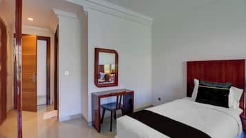 Deluxe Twin Room | Hypo-allergenic bedding, desk, iron/ironing board, free WiFi