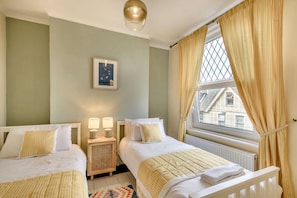 4 bedrooms, desk, iron/ironing board, free WiFi