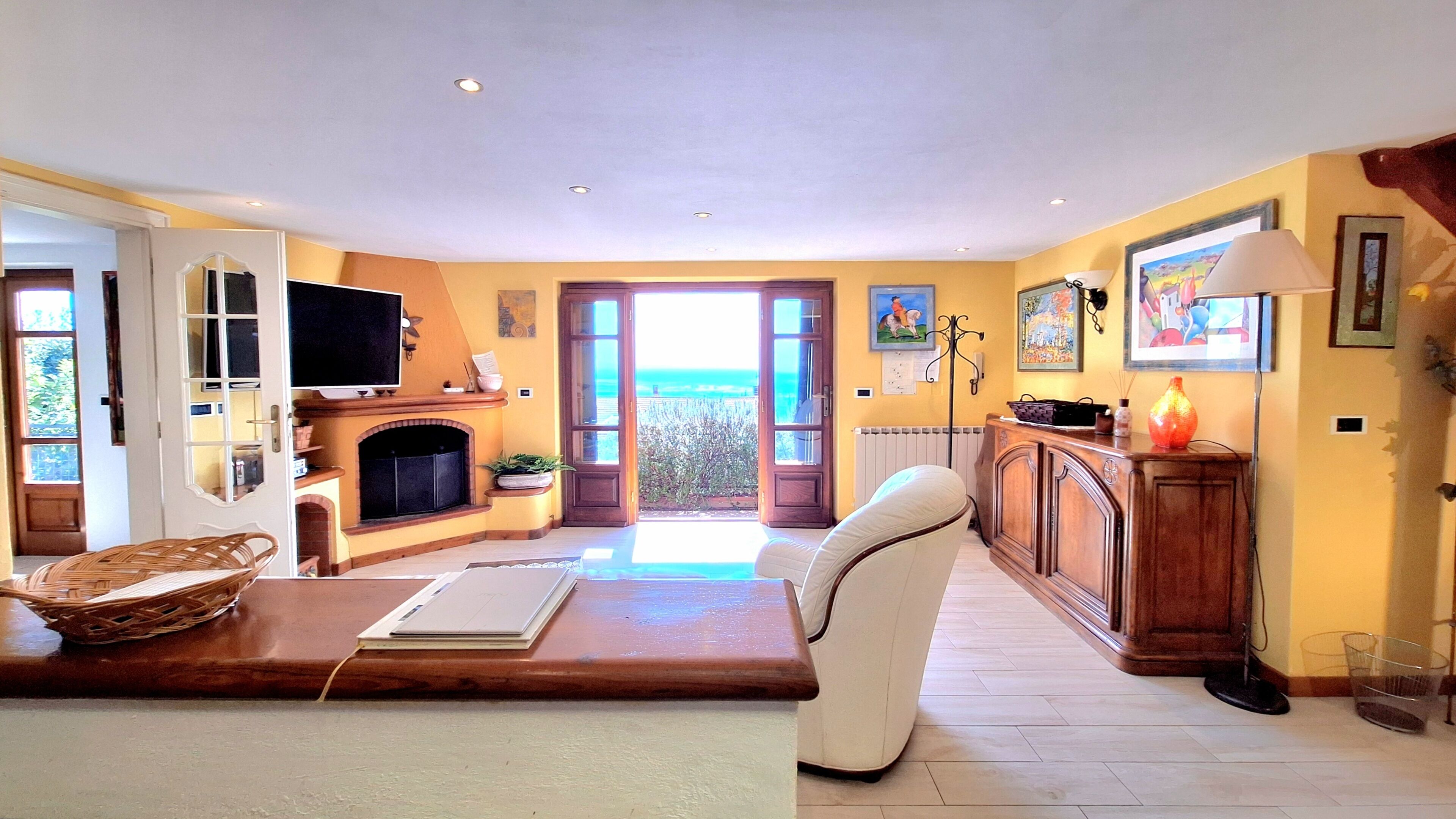 Smart TV, fireplace, stereo