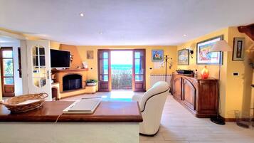Smart TV, fireplace, stereo