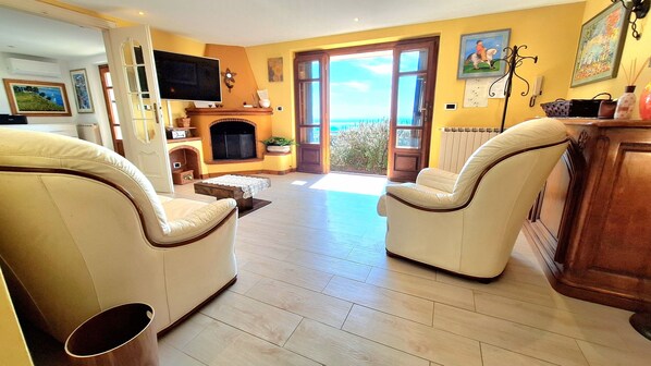 Smart TV, fireplace, stereo