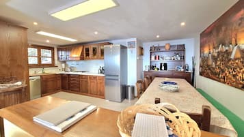 Mikrowelle, Ofen, GeschirrspĂŒler, Wasserkocher mit Kaffee-/Teezubehör