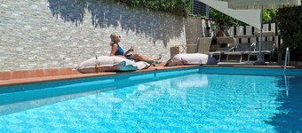 Villa Bellevue Corsanico, private pool and parking, easily accessible, sea view