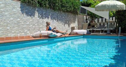 Villa Bellevue Corsanico, private pool and parking, easily accessible, sea view
