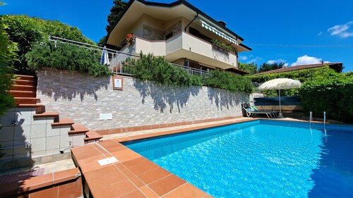 Villa Bellevue Corsanico, private pool and parking, easily accessible, sea view