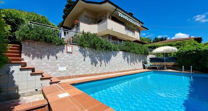 Villa Bellevue Corsanico, private pool and parking, easily accessible, sea view