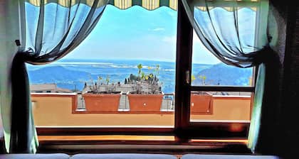 Villa Bellevue Corsanico, private pool and parking, easily accessible, sea view