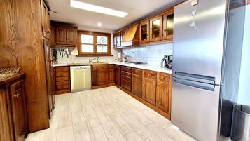 Mikrowelle, Ofen, Geschirrspüler, Wasserkocher mit Kaffee-/Teezubehör