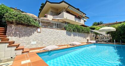 Villa Bellevue Corsanico, private pool and parking, easily accessible, sea view
