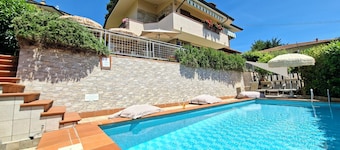 Villa Bellevue Corsanico, private pool and parking, easily accessible, sea view