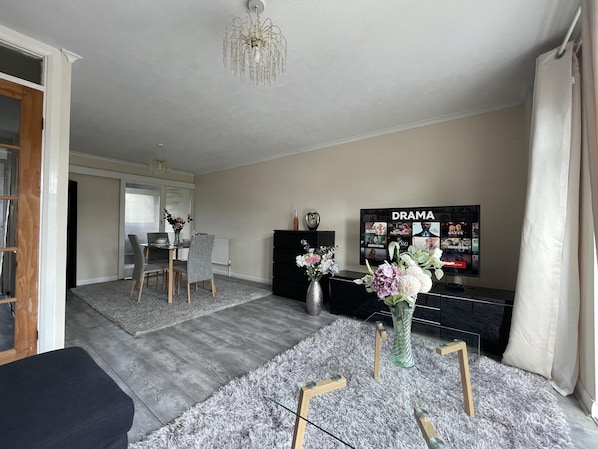 Maison, plusieurs lits | Intérieur
