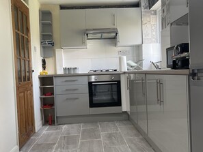 House, Multiple Beds | Private kitchen | Fridge, microwave, oven, stovetop - Enjoy Lovely 4 bed Apartment With Garden (London)