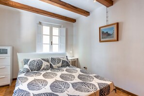 1 slaapkamer, een strijkplank/strijkijzer, wifi, beddengoed