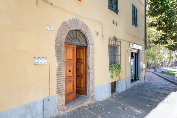 Exterior detail - Napoleon Square Lovely Central Apartment (Lucca)