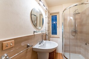 Een douche, een haardroger, een bidet