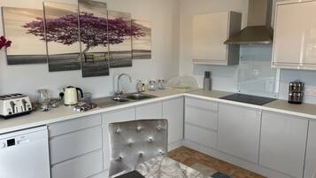 House | Private kitchen | Fridge, microwave, oven, stovetop