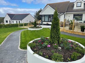 House | Property grounds - Beautiful 3-bed House in Sunny Killough Down (Downpatrick)