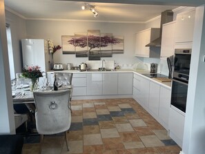 House | Private kitchen | Fridge, microwave, oven, stovetop - Beautiful 3-bed House in Sunny Killough Down (Downpatrick)