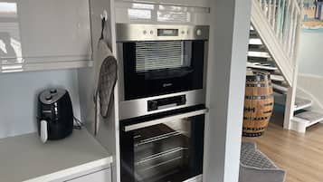 House | Private kitchen | Fridge, microwave, oven, stovetop