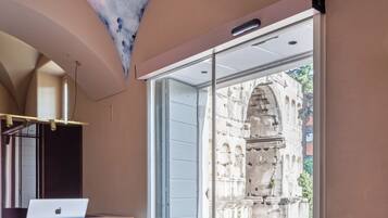 Pintu masuk properti