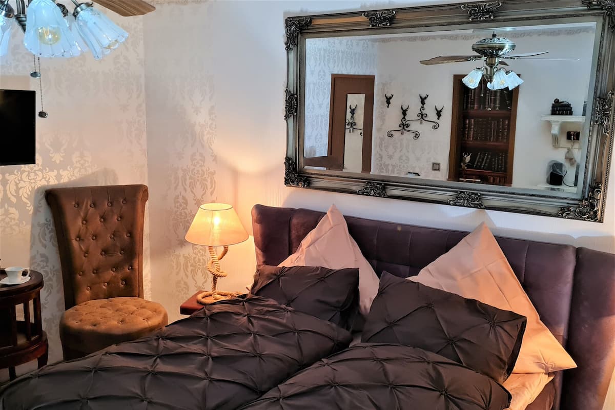 Doppia Deluxe, 1 letto queen, balcone, vista montagna | Copriletto in piuma, con stile personalizzato