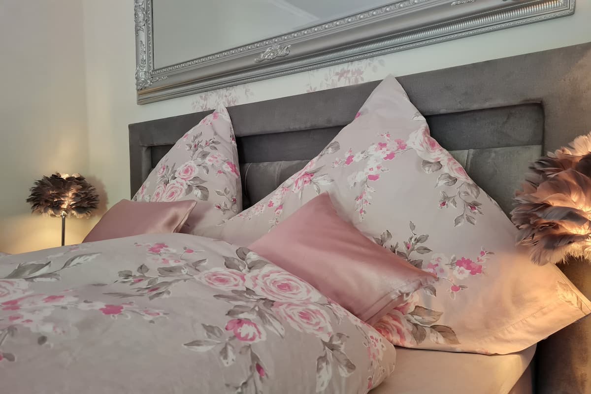 Doppia Deluxe, 1 letto queen, balcone, vista montagna | Copriletto in piuma, con stile personalizzato