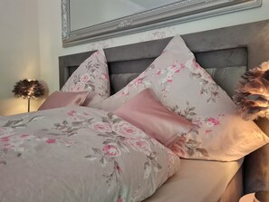 デラックス ダブルルーム クイーンベッド 1 台 バルコニー マウンテンビュー | 羽毛の掛け布団、客室ごとに異なる装飾、客室ごとに異なるインテリア、ノートパソコン用作業スペース