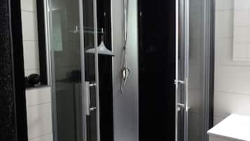 Deluxe Double Room, Balcony, Mountain View | Bilik Mandi | Kelengkapan dandanan diri berjenama, pengering rambut, tuala disediakan