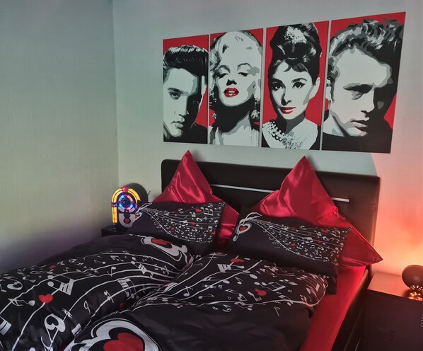 Habitación Deluxe doble, balcón, vistas a la montaña | Edredones de plumas, decoración individual, mobiliario individual