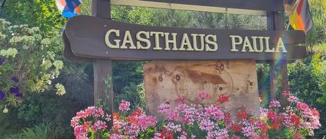 Vista frontal de la propiedad