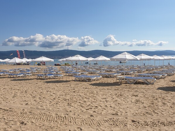 Playa en los alrededores y camastros
