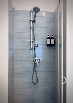 Chuveiro, secador de cabelo, bidê, toalhas de banho