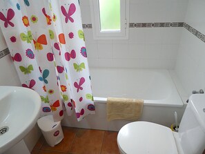 Duschwanne, Haartrockner, Handtücher