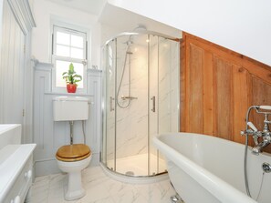 Un bagno con il water, uno spazio doccia e una vasca da bagno.