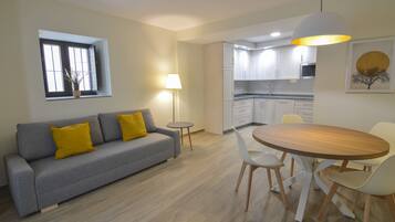 Apartament familiar | Sala d'estar | Televisor intel·ligent de 45 polzades amb canals per satèl·lit