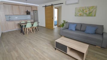 Appartement Confort | Coin séjour | TV connectée de 45 pouces avec chaßnes par satellite, télévision