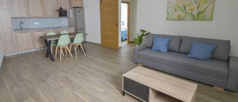 Appartamento Comfort | Area soggiorno | Smart TV 45 pollici con canali satellitari, TV