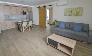 Departamento Confort | Área de sala de estar | Smart TV de 45 pulgadas con canales vía satélite y televisión 