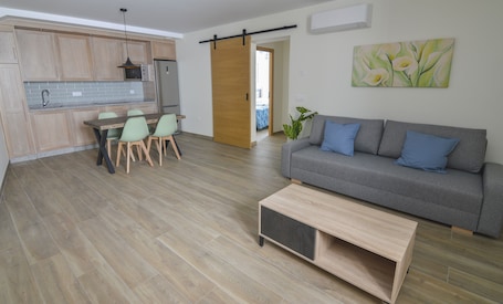 Smart TV 45 pulgadas con canales de televisión vía satélite, televisión. Apartamentos Turísticos Hornillo