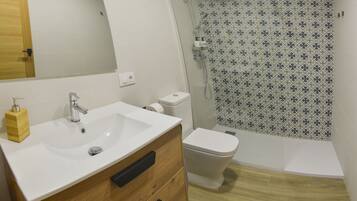 Appartement Confort | Salle de bain | Douche, douche à « effet pluie », articles de toilette gratuits