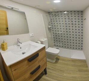 Departamento Confort | Baño | Regadera, regadera tipo lluvia, amenidades de baño gratuitas