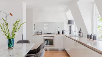 Køleskab, mikrobølgeovn, ovn, kogeplade