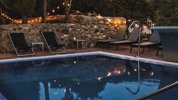 Una piscina al aire libre de temporada