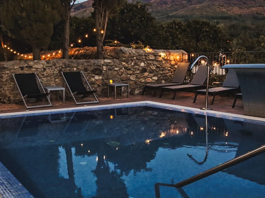 Una piscina al aire libre de temporada