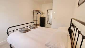 3 bedrooms, desk, iron/ironing board, travel crib