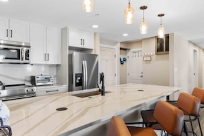 Fridge, microwave, oven, stovetop - RARE Three Bedroom Lovely Passage Point Condo!! (Copper Mountain)
