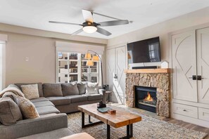 TV, caminetto, lettore DVD